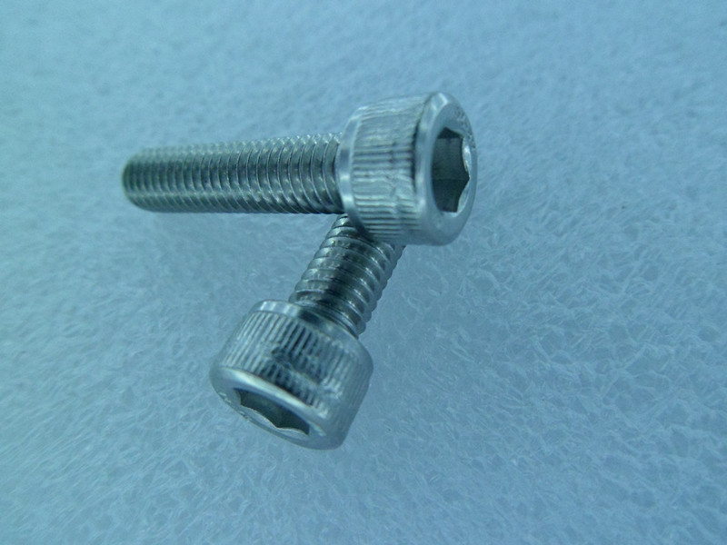 内六角杯头螺丝、螺钉   M4-0.7  DIN912圆柱头内六角螺栓M4X 7