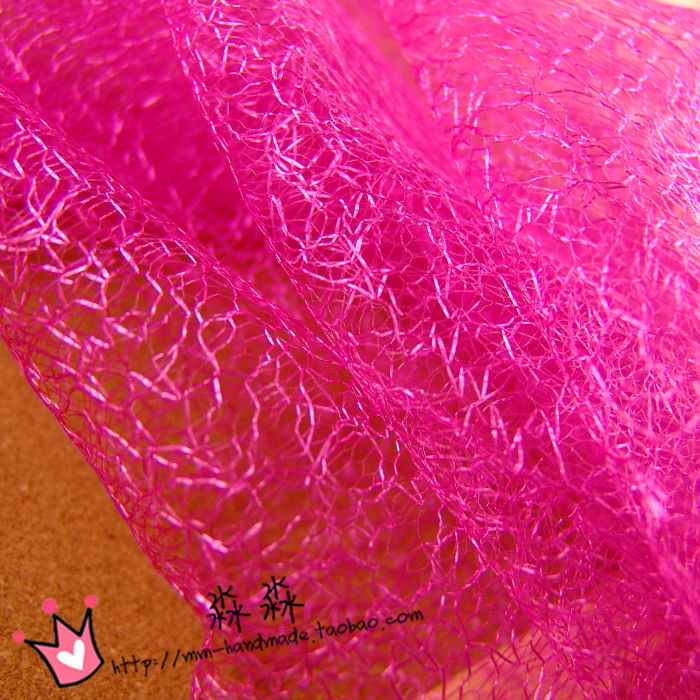 20厂家直供玫红微硬乱网眼网纱蕾丝头纱面料定型演出服装时装布料