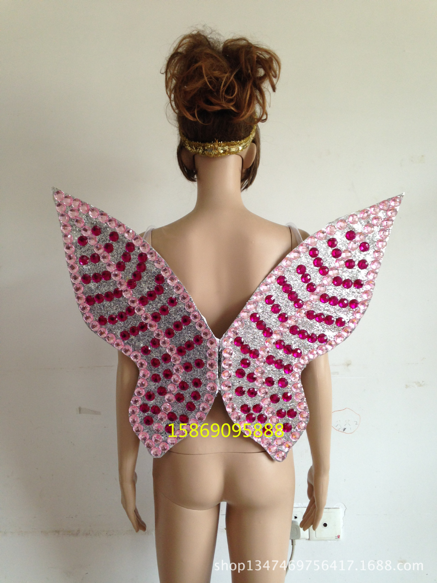 演出羽毛裝飾服裝