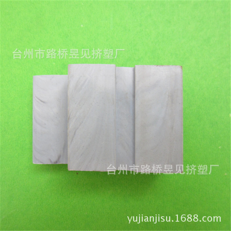 Productos de extrusión de plástico PVC plástico puertas y ventanas Perfil de barandilla de acero de plástico perfil PVC Procesamiento de extrusión