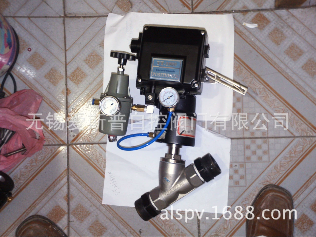 Поставка пневматического углового базового клапана, оснащенного системой регулировки расхода управления локатором клапана.