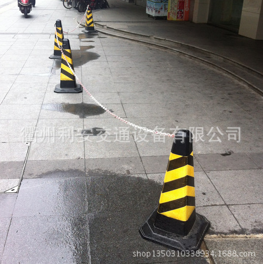 银行商场门口禁止停车路障锥方尖碑
