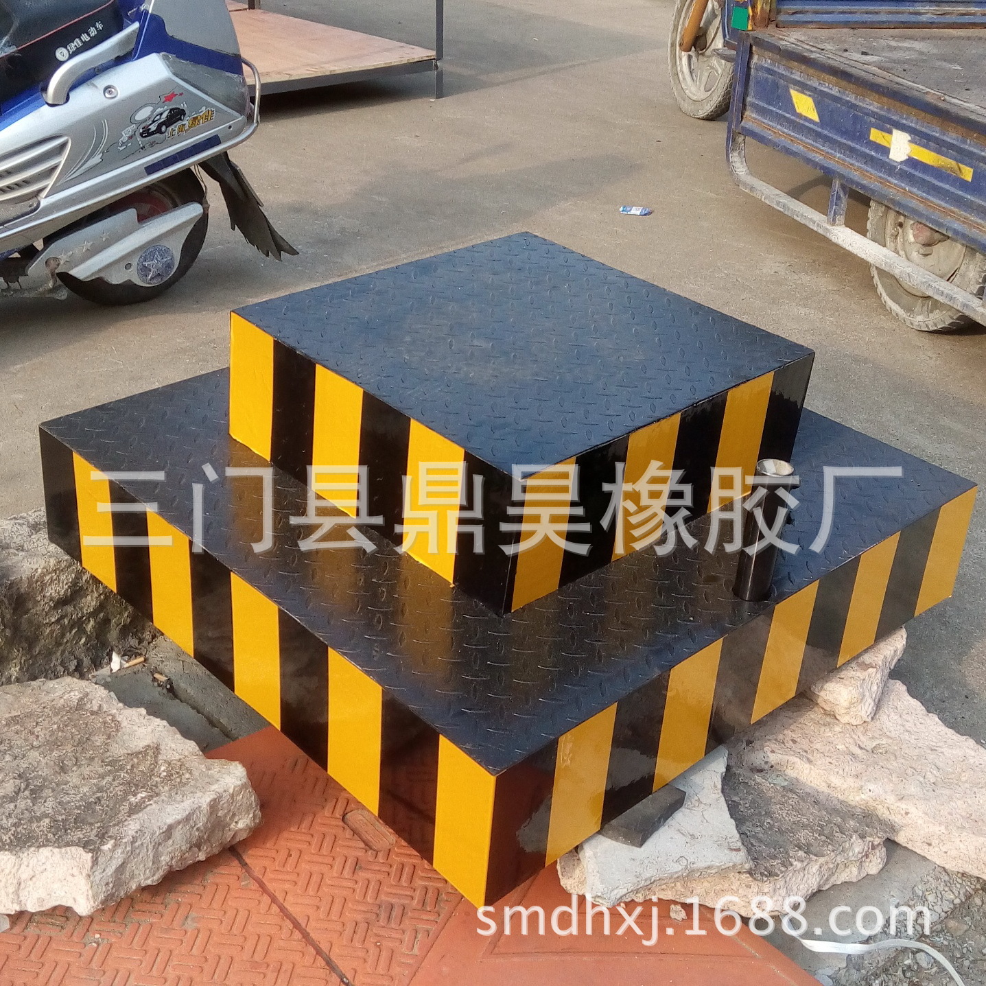 交通指挥站台正方型站台1米乘1米岗亭钢板焊接站岗台反光警示台