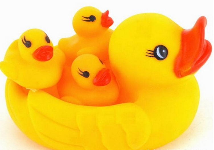 Juguetes acuáticos para niños: pato madre y patito para el baño, un pato grande con 3 patitos pequeños, muñeco musical.
