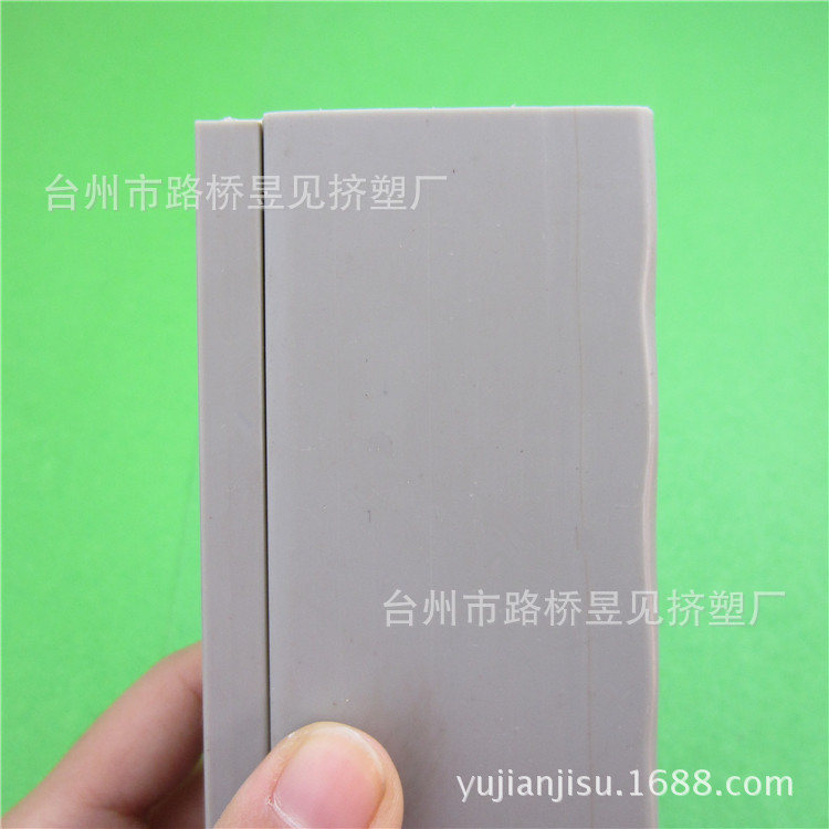 Productos de extrusión de plástico Ranura de plástico de PVC canaleta montada en línea Perfil de PVC extrusión procesamiento personalización