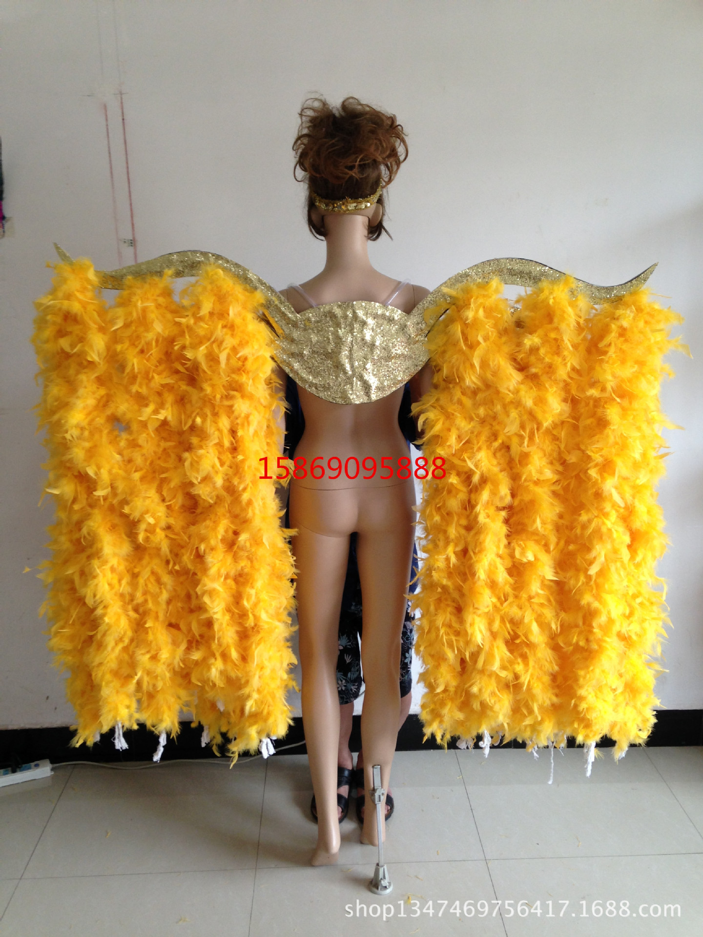 演出羽毛裝飾服裝