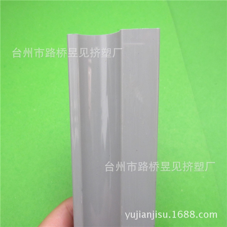 Productos de extrusión de plástico Tira de plástico PVC ranura de canal de plástico Perfil de PVC tira de extrusión Procesamiento de extrusión