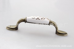 メーカーはヨーロッパ式の箪笥と陶磁器の取っ手を提供しています。