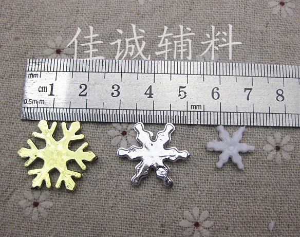 Accesorios de Navidad de plástico pequeño copo de nieve blanco/oro y plata de seis pétalos de copo de nieve accesorios de bricolaje 15-25mm