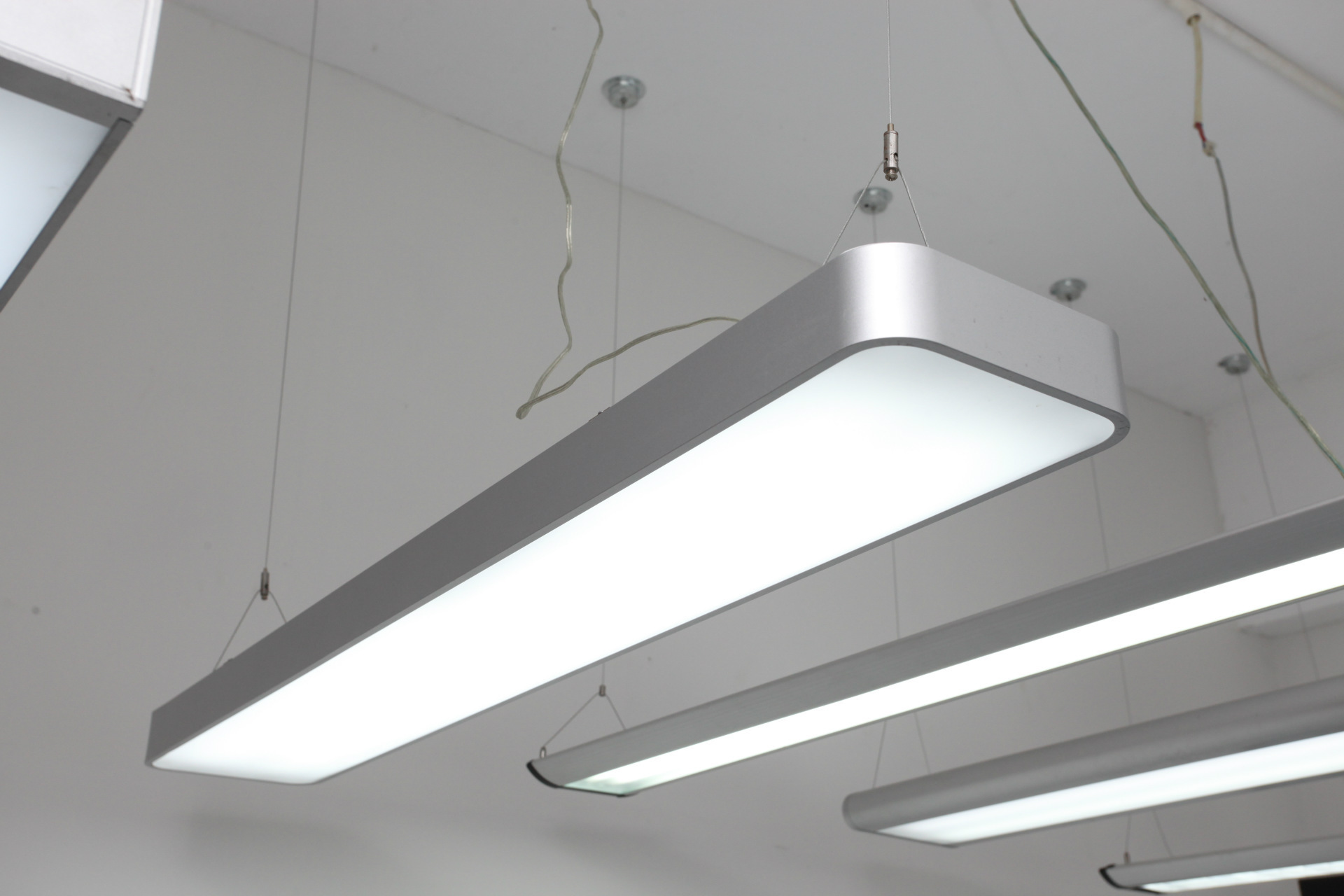 现代led长条办公灯 铝材创意个性吊灯展厅吊装灯 工业风吊灯批发-阿里巴巴