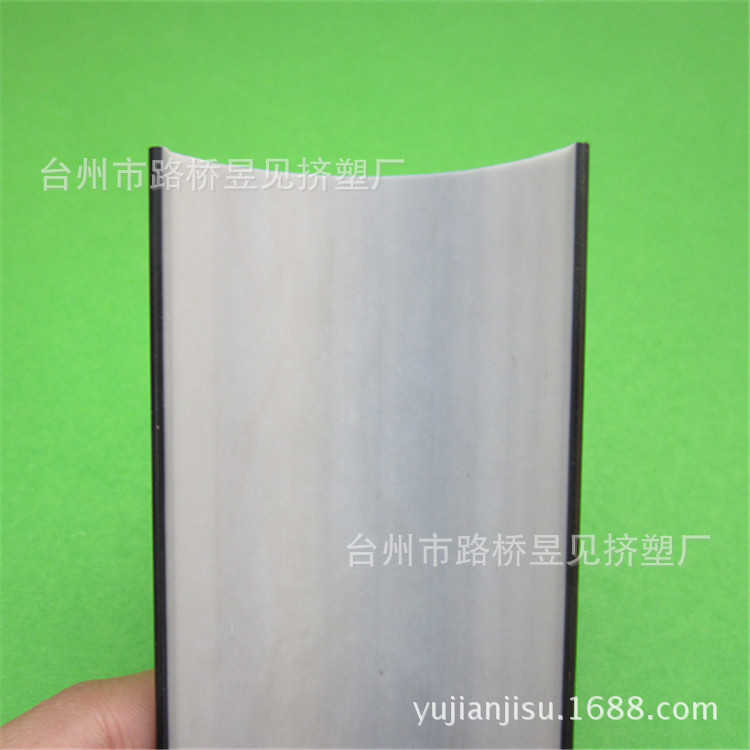 Productos de extrusión de plástico PVC coextrusión de dos colores en forma de U tira de plástico hoja de plástico en forma de U tira de extrusión de procesamiento