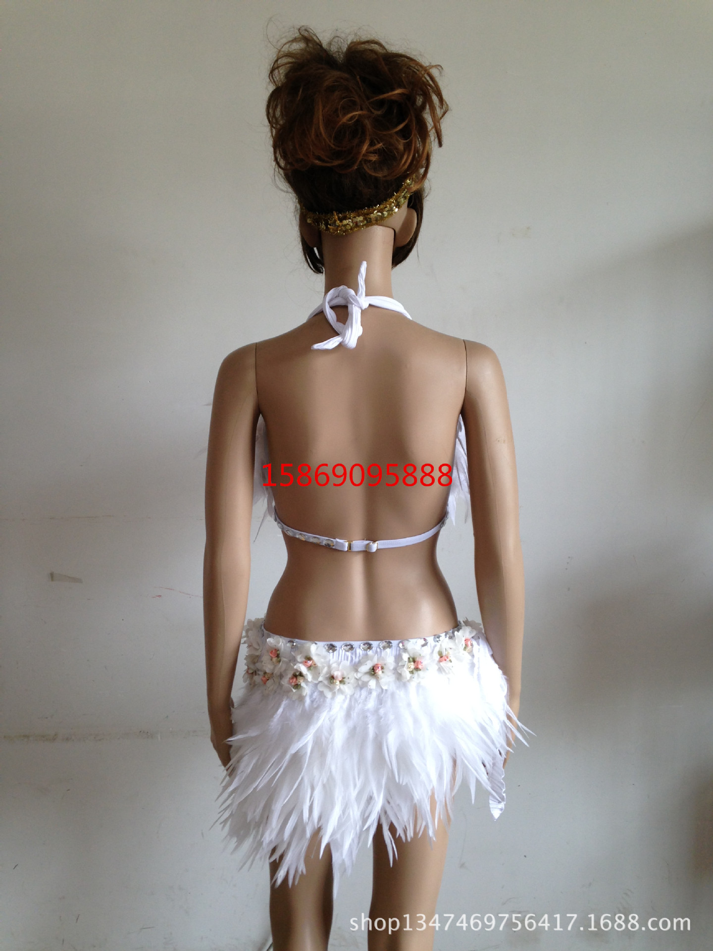 演出羽毛裝飾服裝