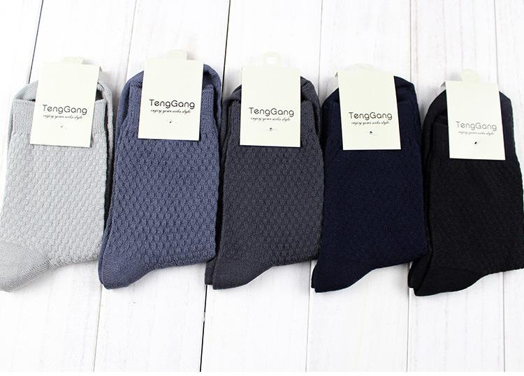 Simple Bamboo Fiber Middle Tube Men's Socks For Fall Winter New Pure Color Sports Socks Wholesale display picture 2