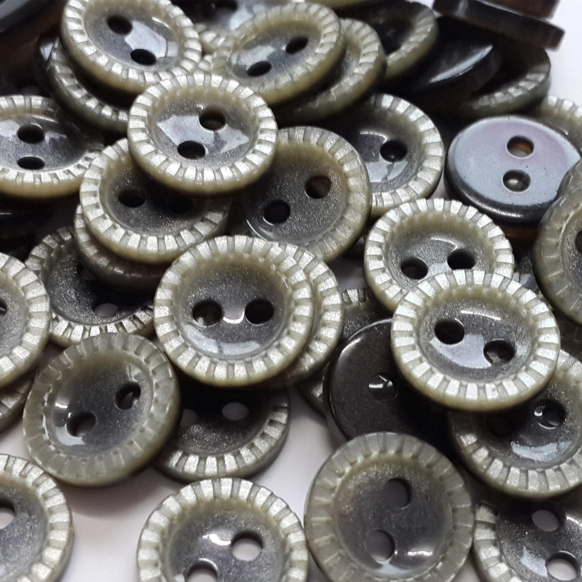 厂家直销 两眼扣点花珠光扣 盆形边树脂纽扣 衬衫服装辅料钮扣