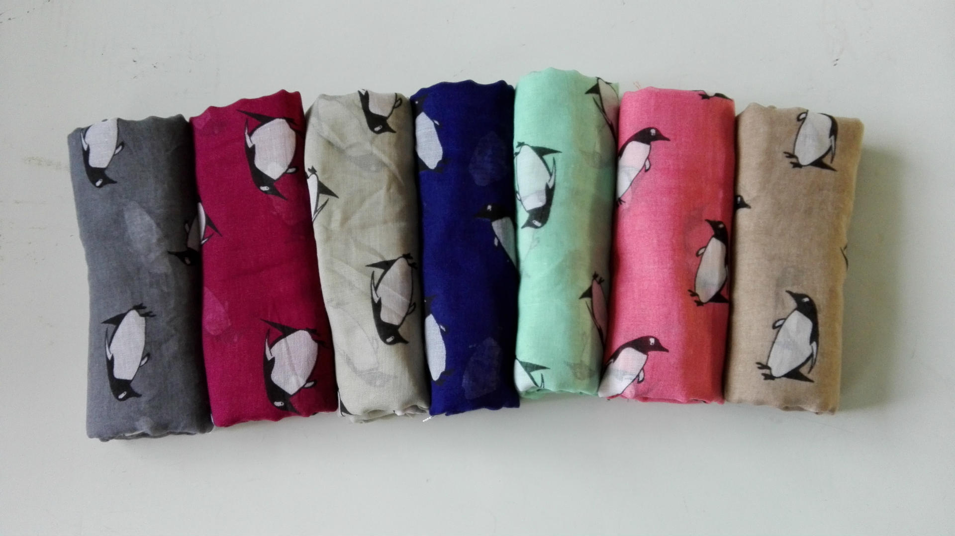 新款巴厘纱小企鹅围巾动物印花棉麻超大披肩批发国潮