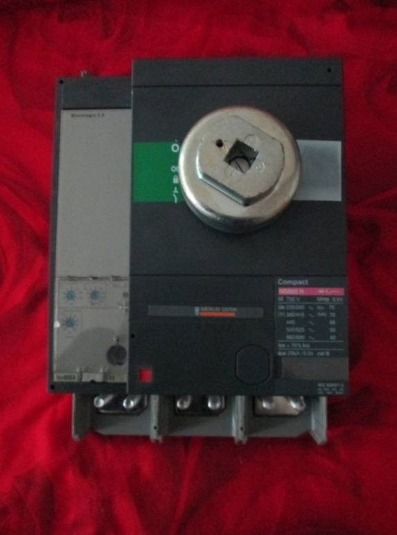 塑壳断路器 NS800H 3P 带手动操作机构