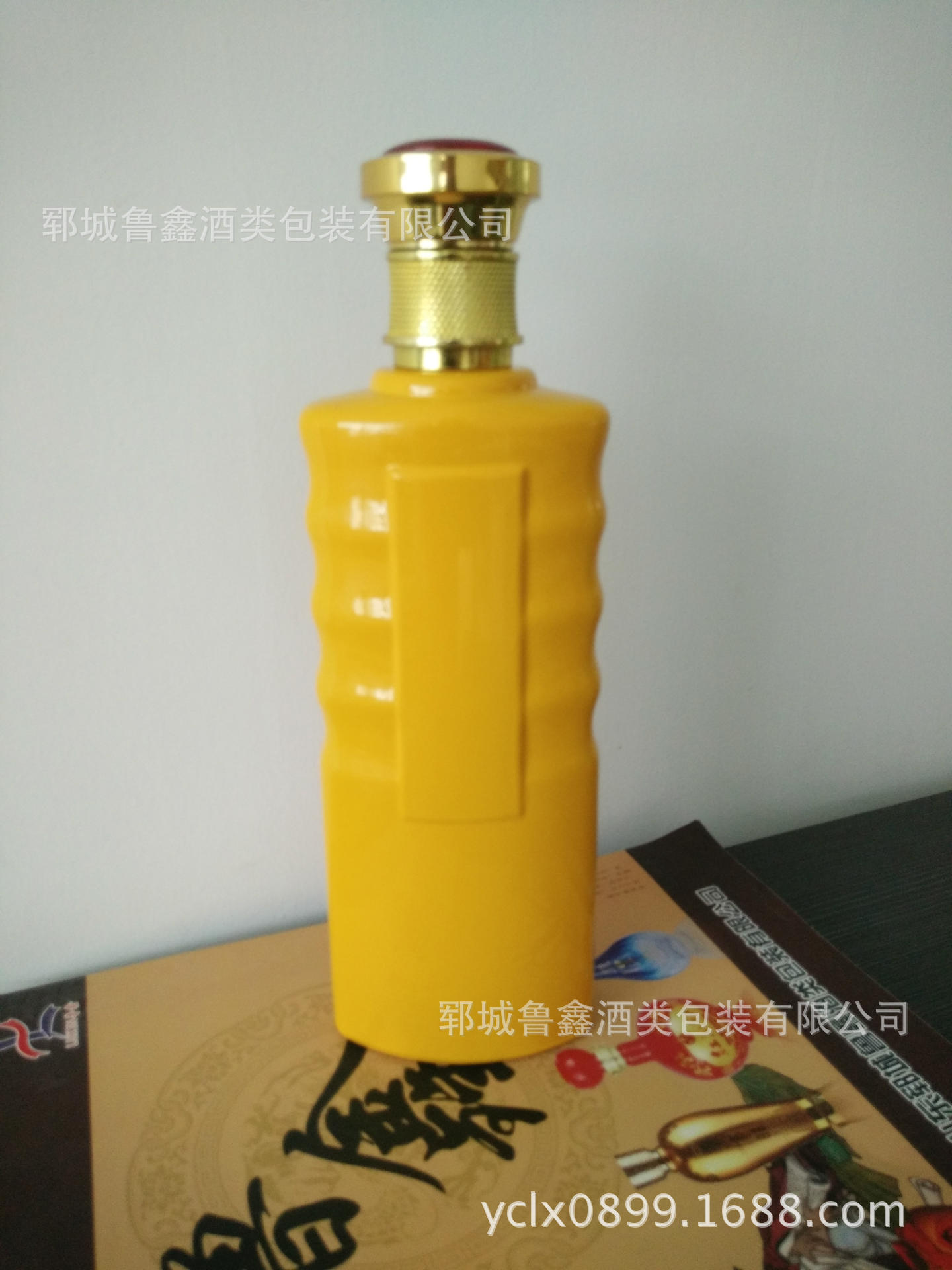 山东玻璃瓶500ML晶白料喷涂彩瓶陶瓷黄