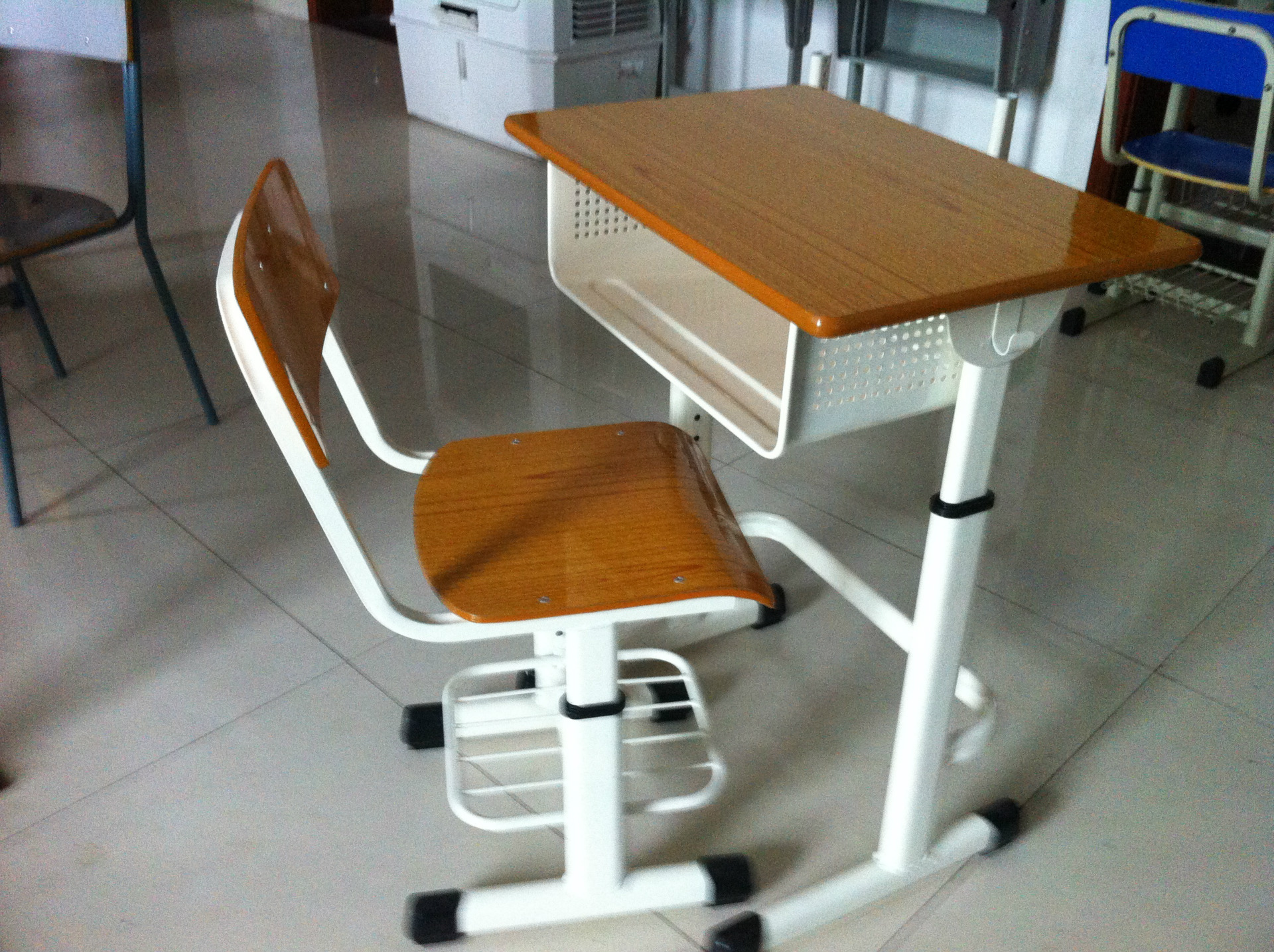 学生课桌椅厂家直销加厚可升降套管课桌辅导培训班组合桌椅|ru