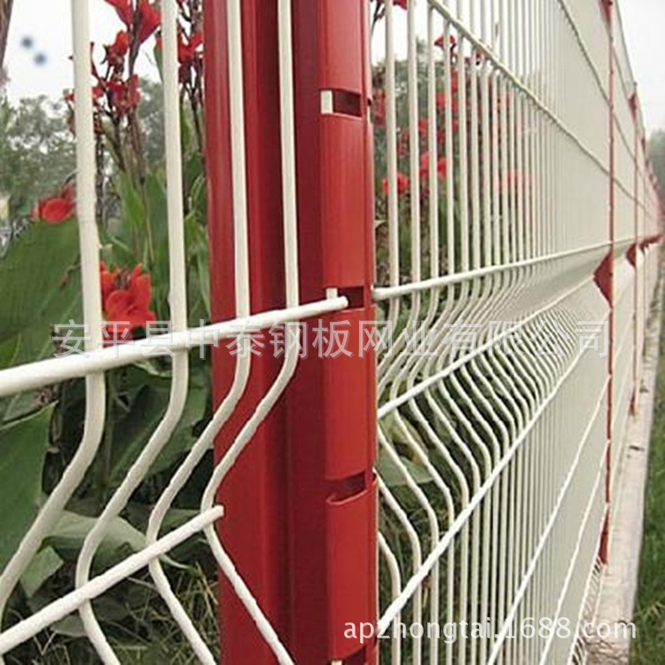 河北厂家供应桃形柱三角折弯护栏网 公园景区道路圈地防护围栏