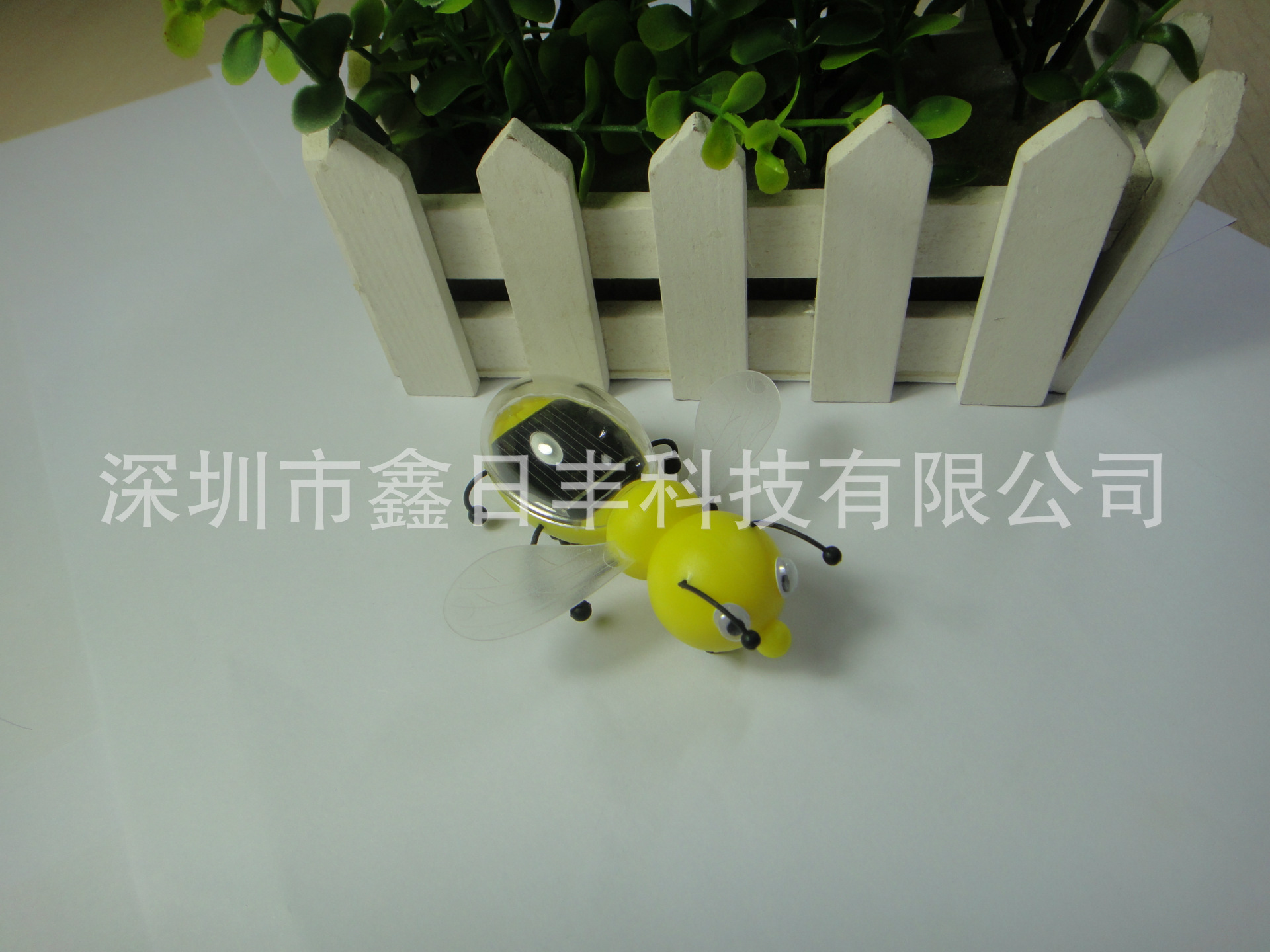 Lifelike toy solar-powered