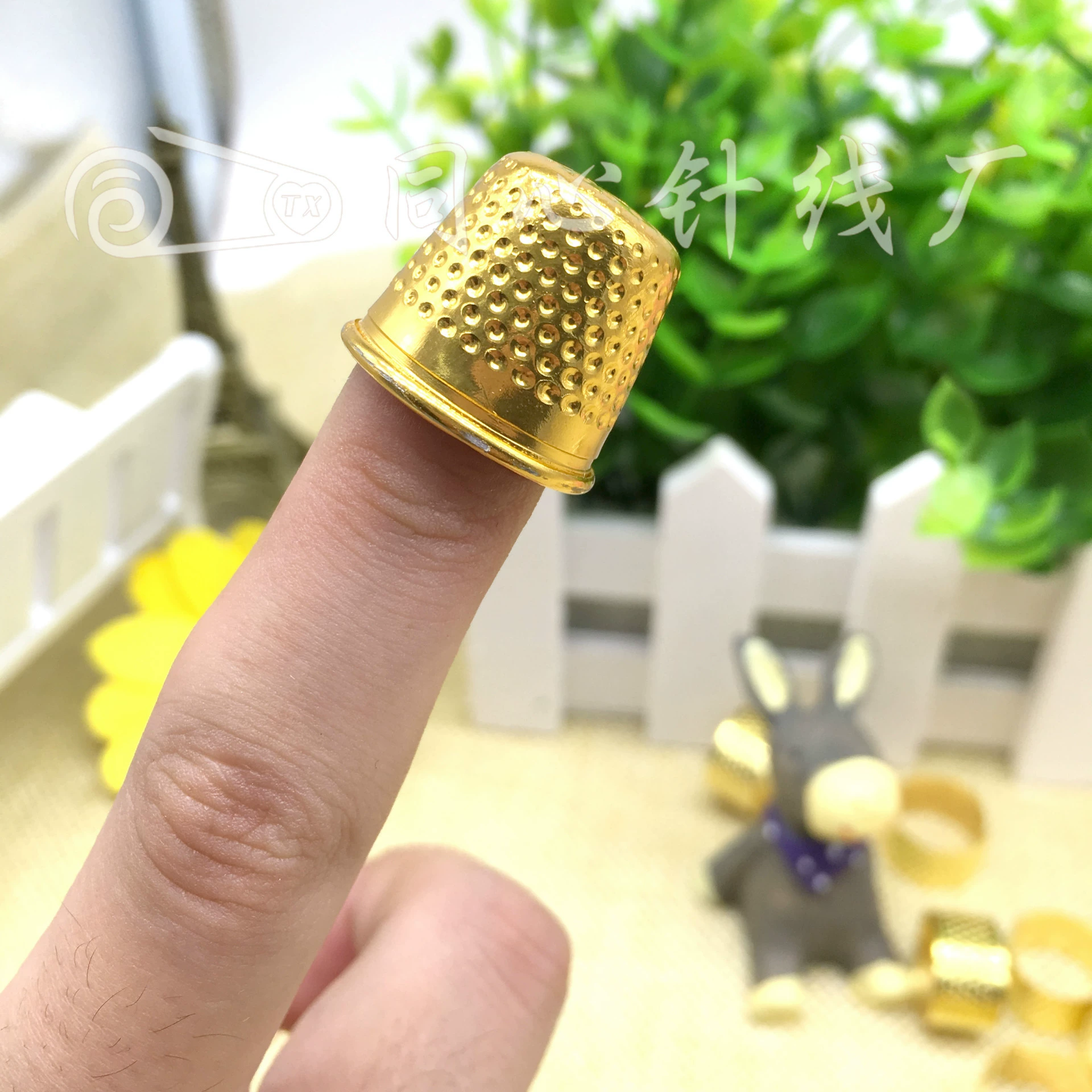 Подлинная бытовая серповидная подкладка? Пояснение: исходная фраза: "Genuine household thimble, ring pinholes, fingertip thimble thimble thimble with hat with hat, top mouth gold tip needle"