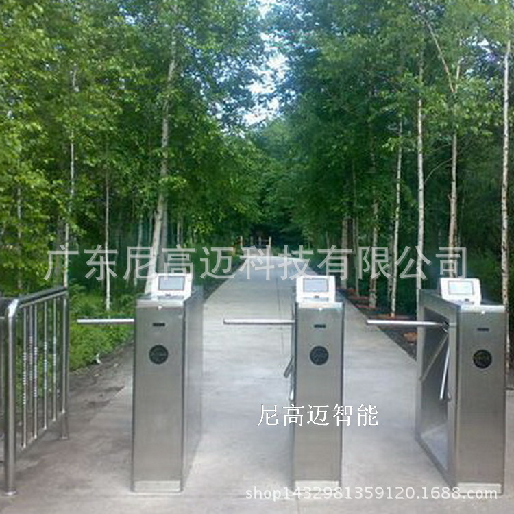 三叉转闸森林公园入口检票通道三棍滚闸 游客持IC卡自动回收通行