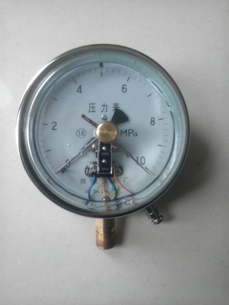 磁助式耐震电接点压力表