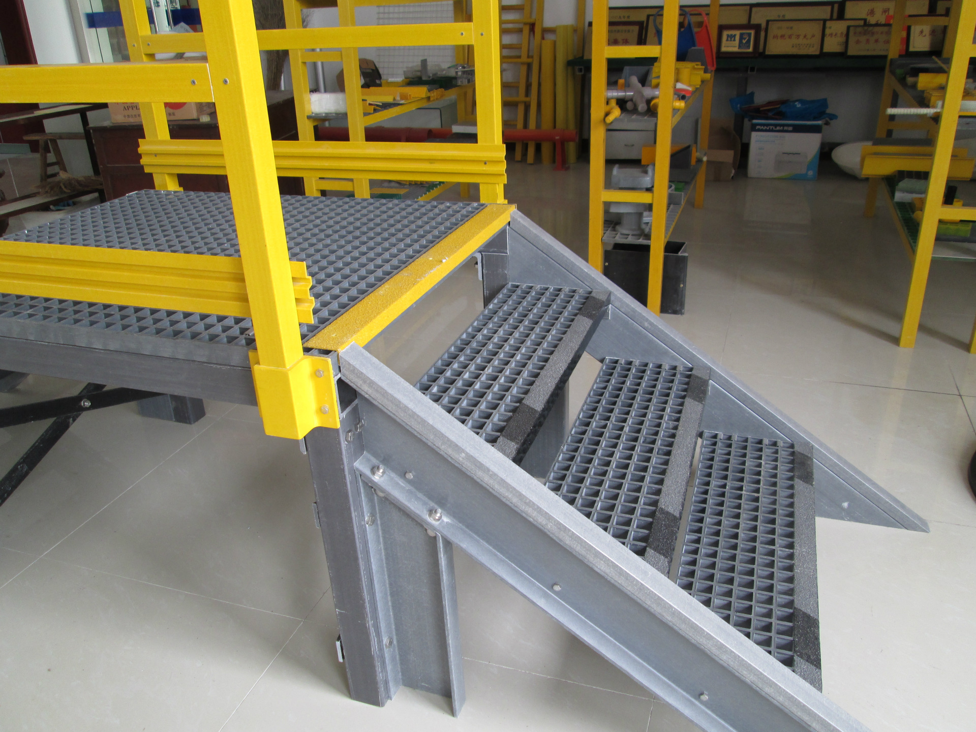 玻璃钢防护栏 玻璃钢人行走道 玻璃钢绿地走道 围栏