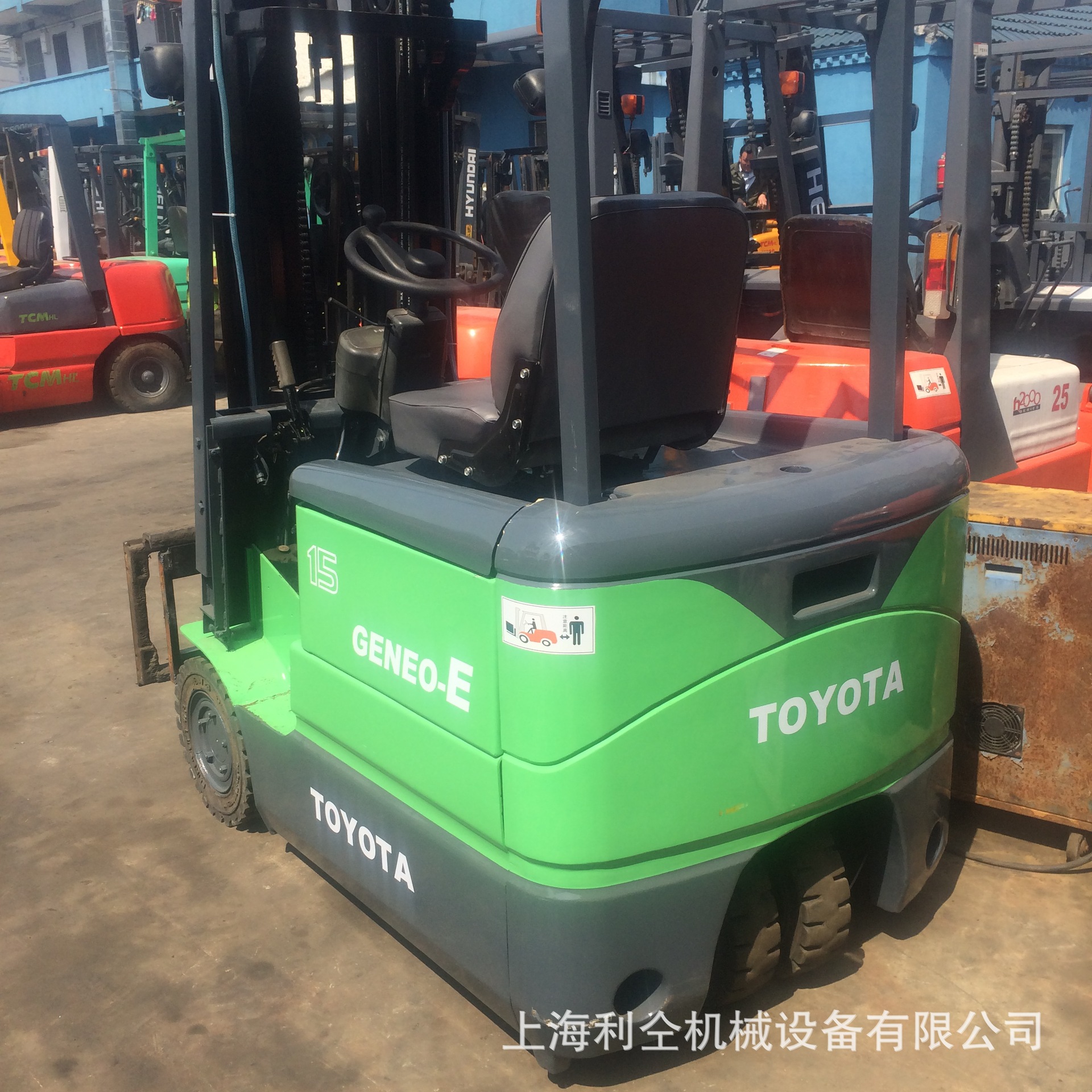 平衡重电动叉车