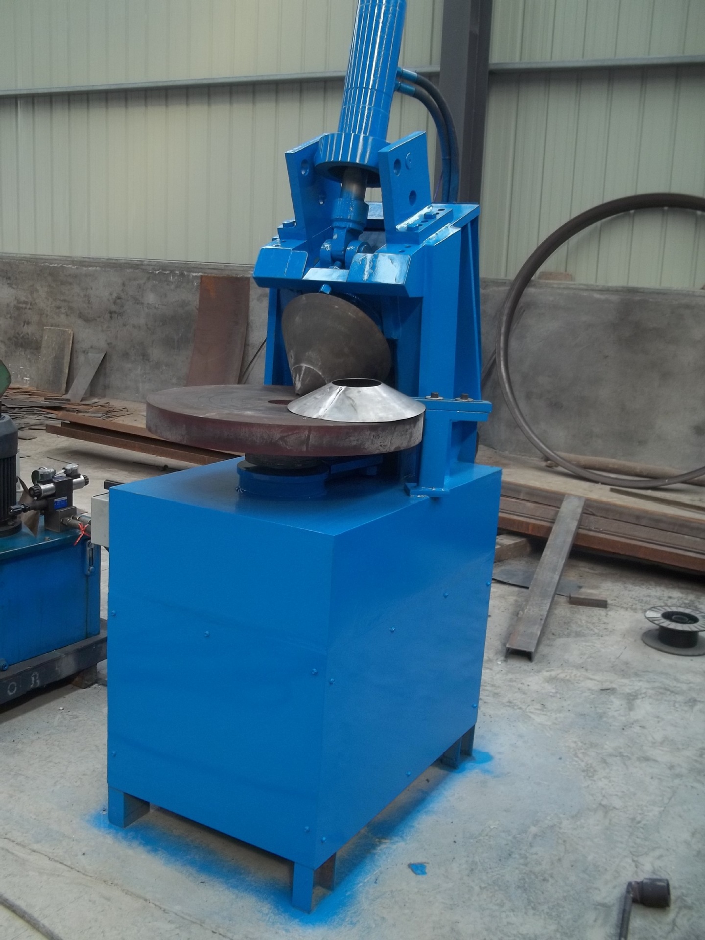 大连聚兴获得带导向结构的卷板机专利可完成更严密的引导