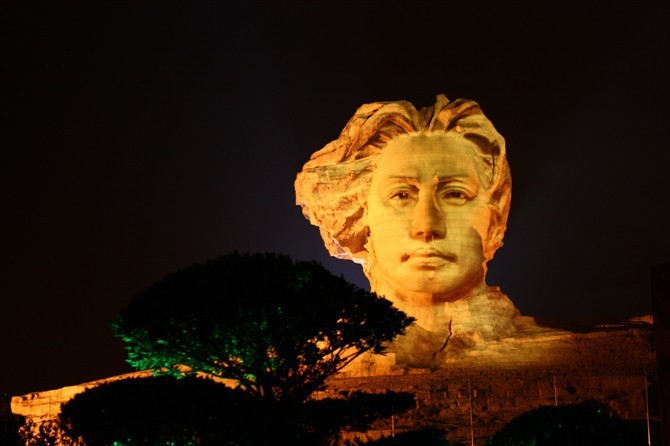 巨幅雕像投影_户外广告投影_大功率投影灯_雕塑亮化投影