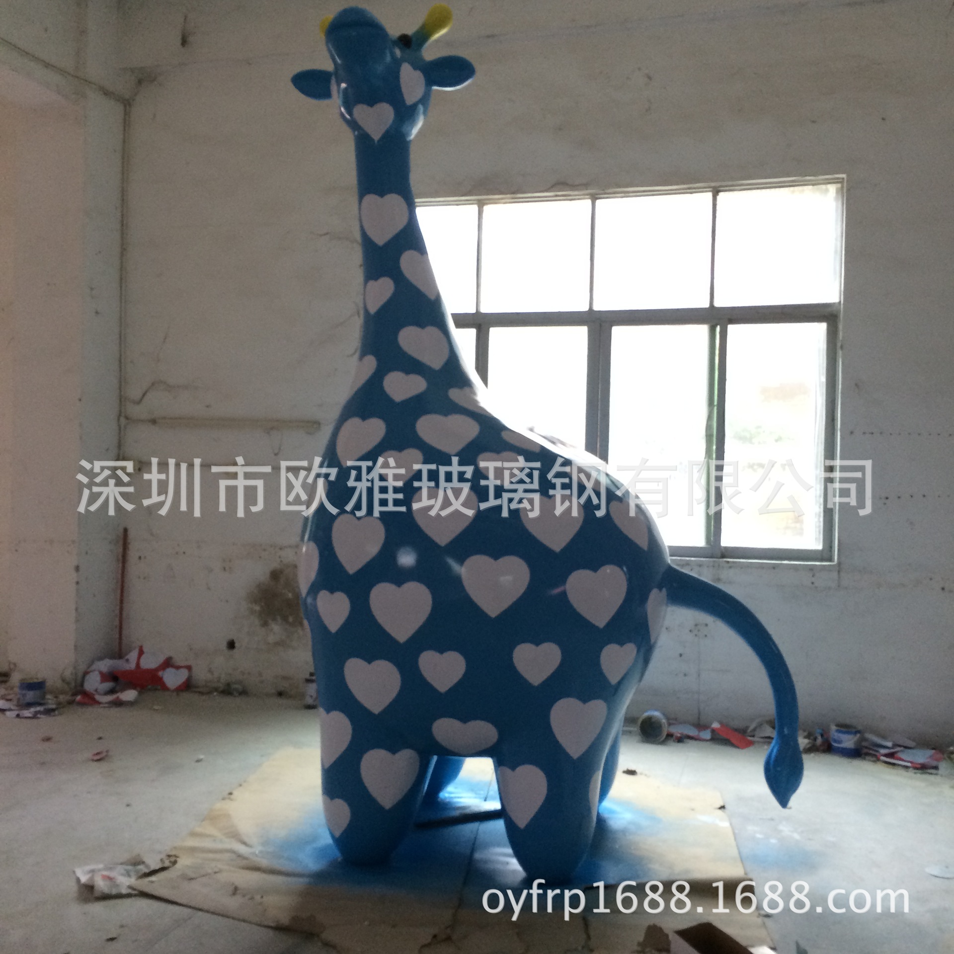 供应玻璃钢制品 白色心形卡通鹿景观造型 来图制作玻璃钢卡通公仔