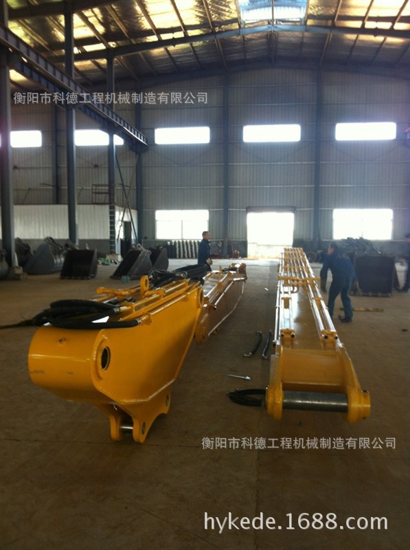 挖掘机加长臂三段式装配液压剪改装成拆房机