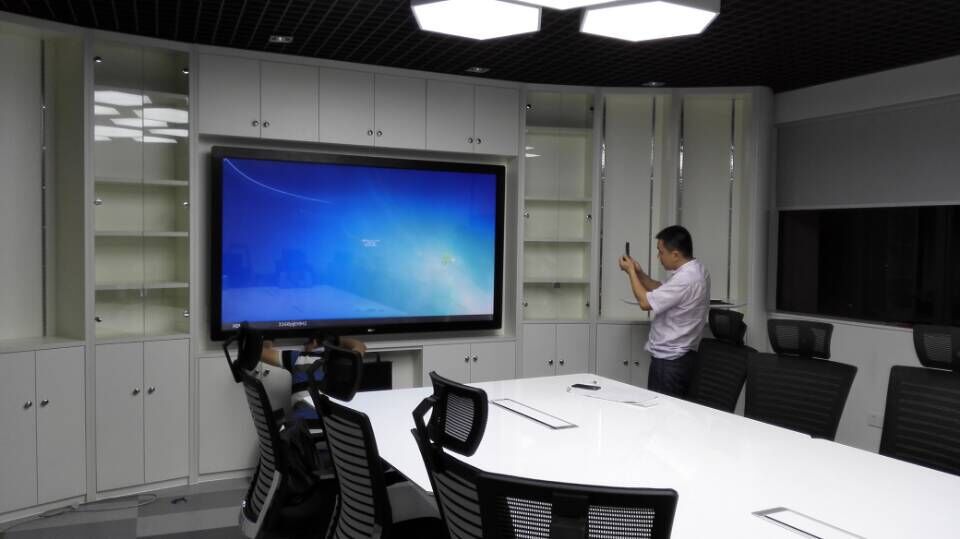 莱斯威顿84寸触控一体机在中国大酒店会议室调试安装