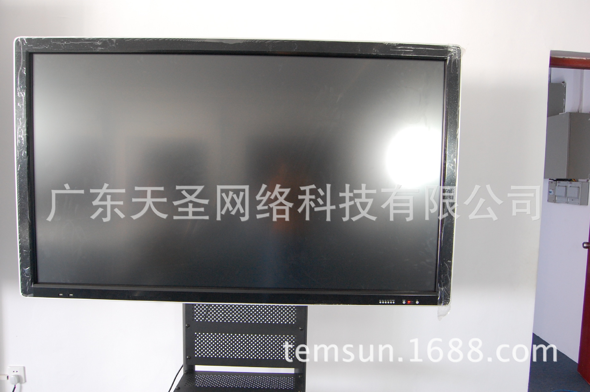 【莱斯威顿TS-DN70寸触摸一体机,触摸广告机