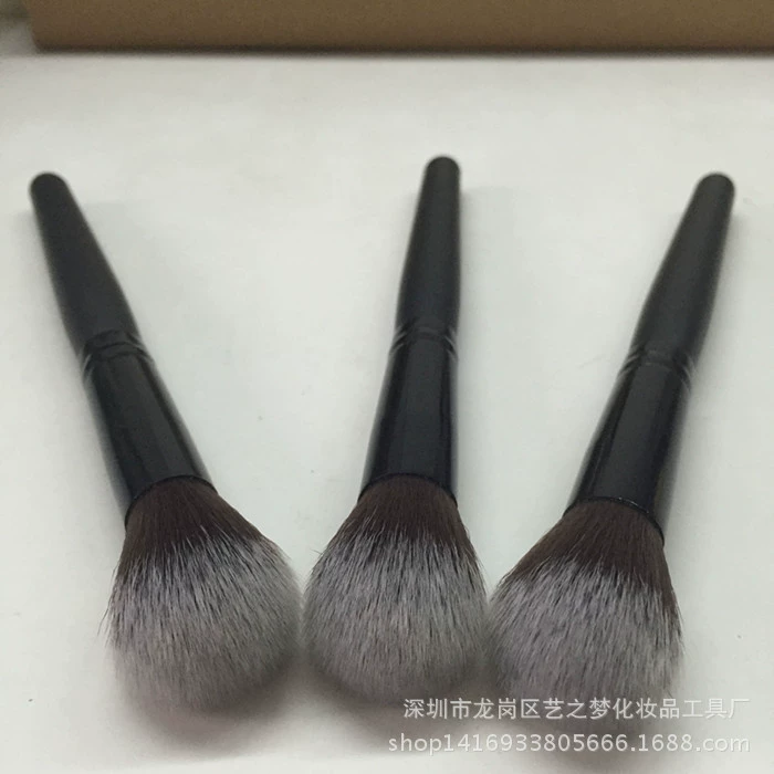 Кисть для макияжа с деревянной ручкой Blush Brush, одна кисть с искусственным волосом, мягкий синтетический ворс, чёрная