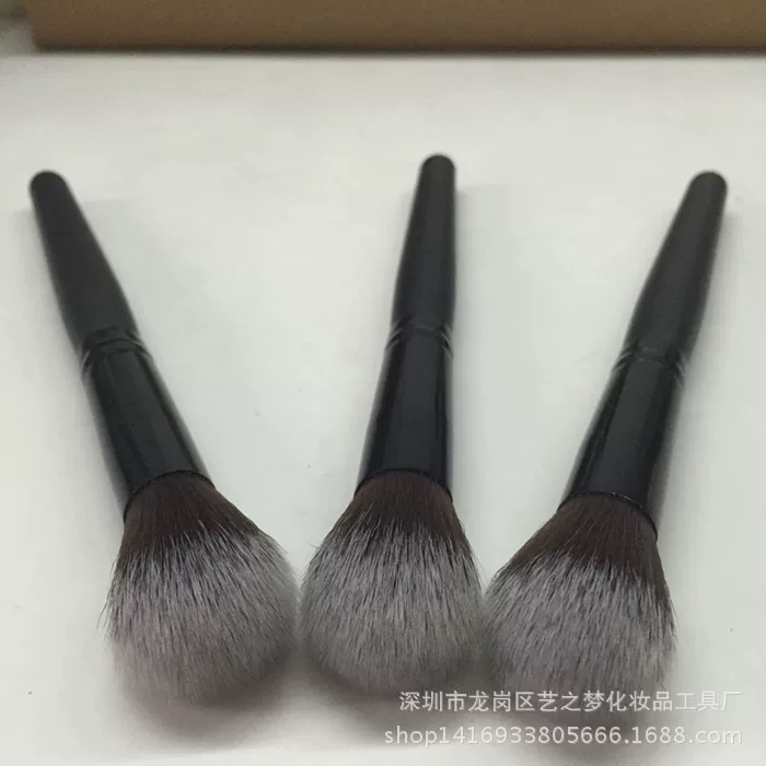 Кисть для макияжа с деревянной ручкой Blush Brush, одна кисть с искусственным волосом, мягкий синтетический ворс, чёрная