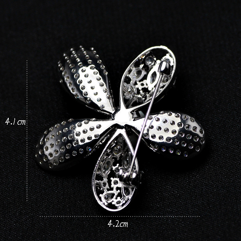 Fashion Copper Micro-inlaid Zircon Five-leaf Flower Pearl Flower Brooch Pin display picture 1