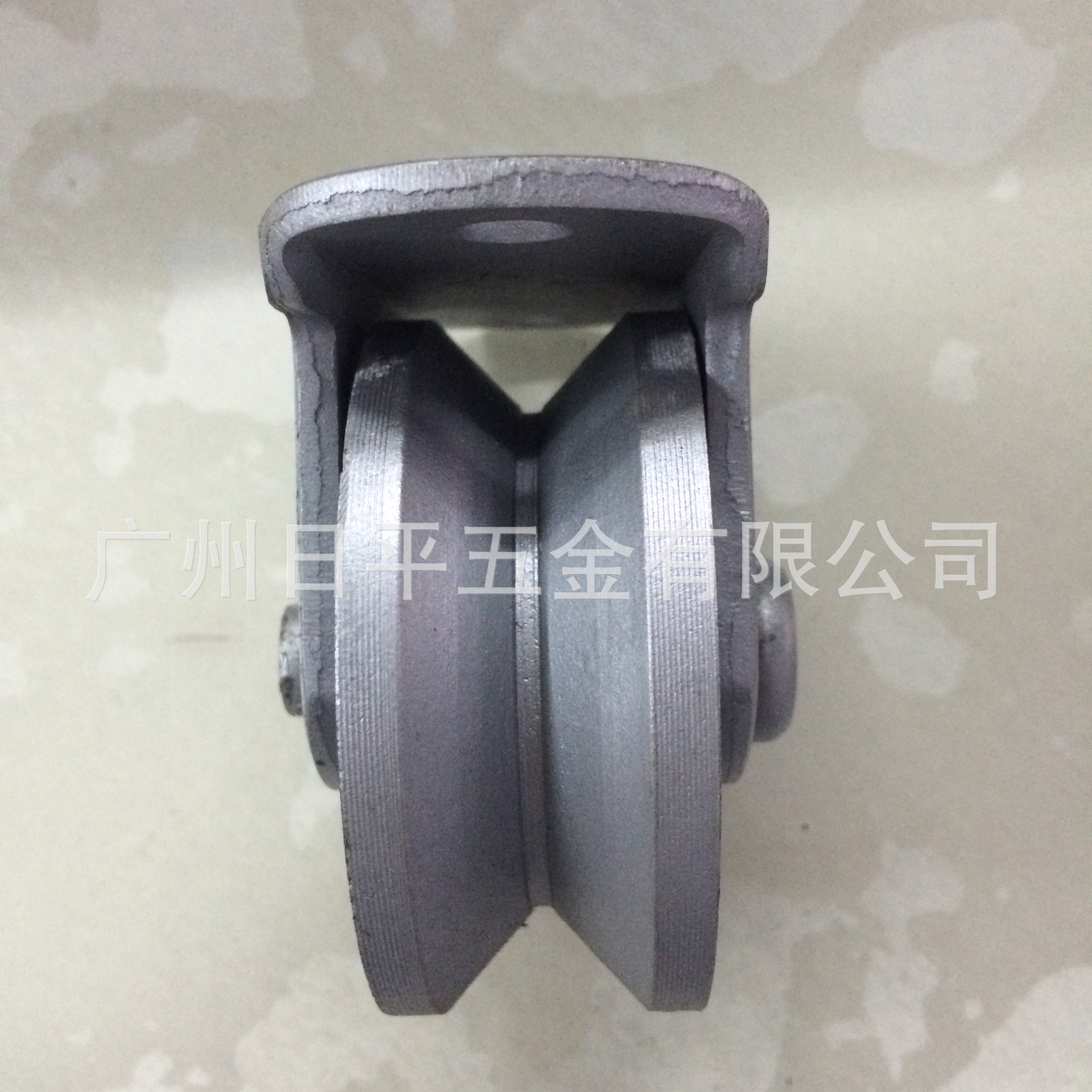 V型角铁轮铸铁滑轮直径70*30厚银色带定向架脚手架滚轮