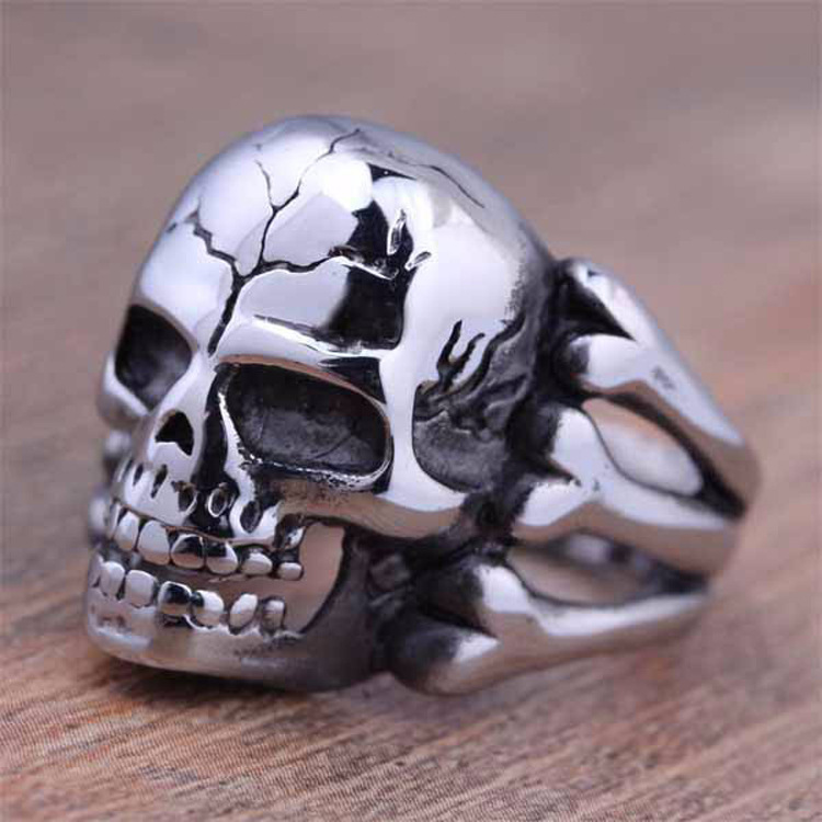 European and American fashion personality skull men's domineering luminous ring ring AliExpress hot explosions