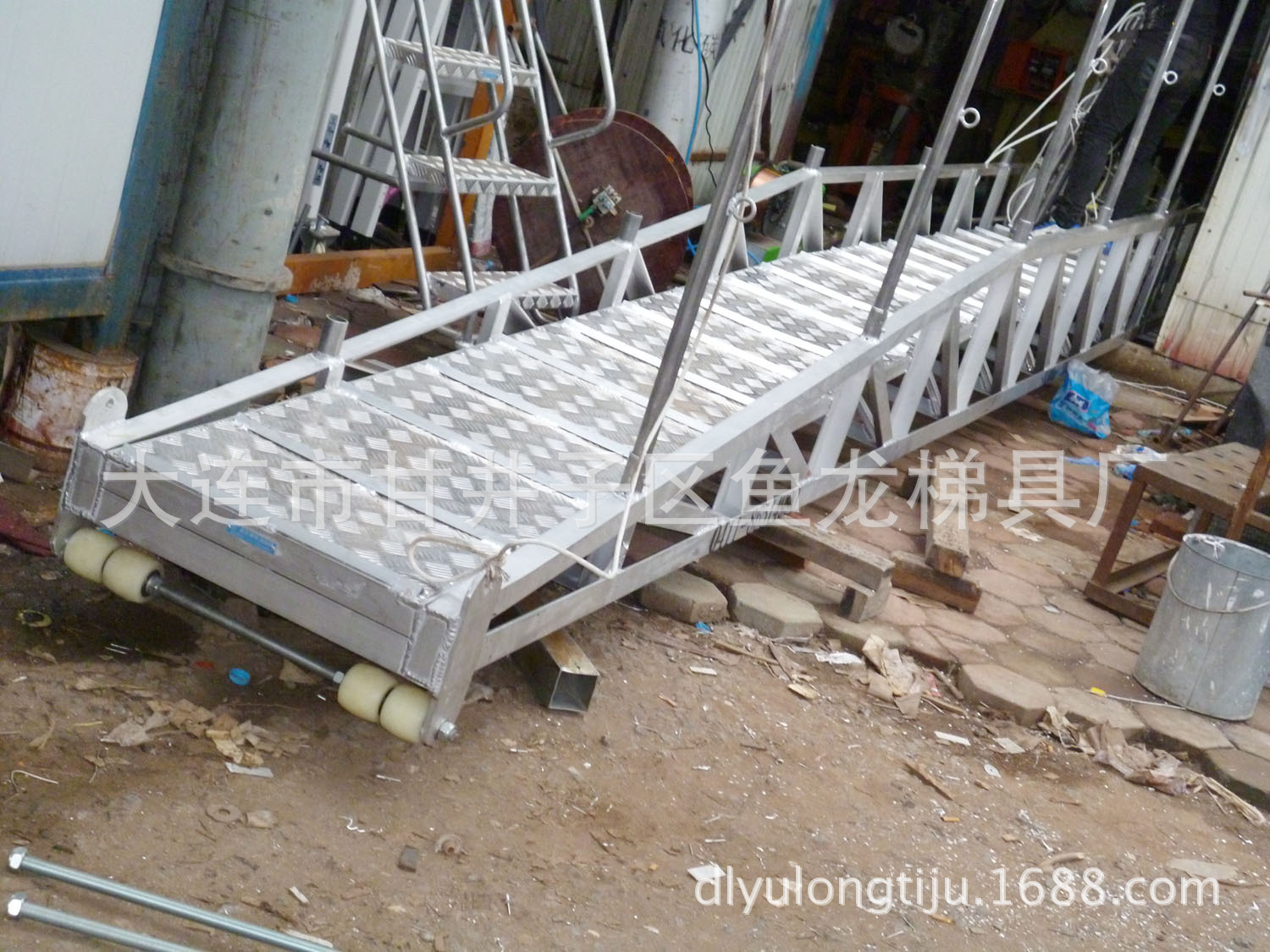 厂家供应焊接加工铝制登船梯 活动扶手  上船岸梯  码头梯