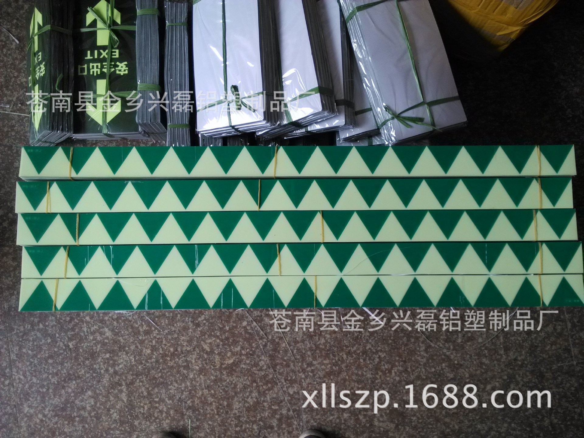 厂家直供夜光门贴电梯门贴自发光三角条门贴蓄光门贴价格优惠