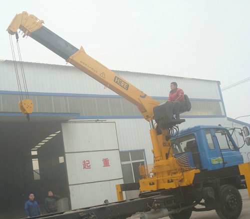 江苏徐州和润随车吊8吨随车吊 折臂吊 供应直臂式随车起重机