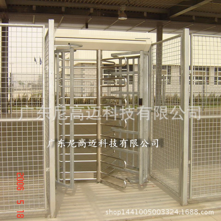 火车站单向入口闸门 栅栏不锈钢防回旋门 三扇转臂封闭式通道闸-阿里巴巴