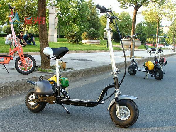 厂家批发四冲程49cc滑板车小型踏板摩托车个性迷你助力车纯汽油