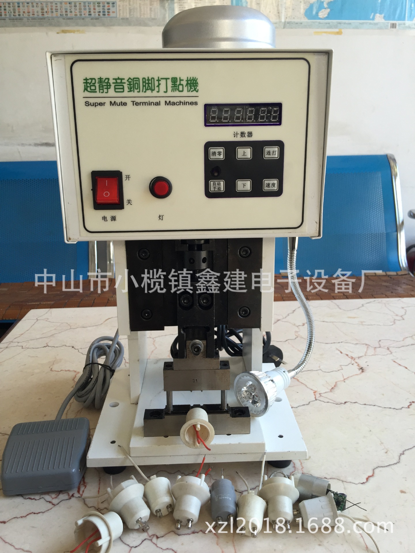 直销LED灯头机-GU10免焊灯头铜脚打点压线机