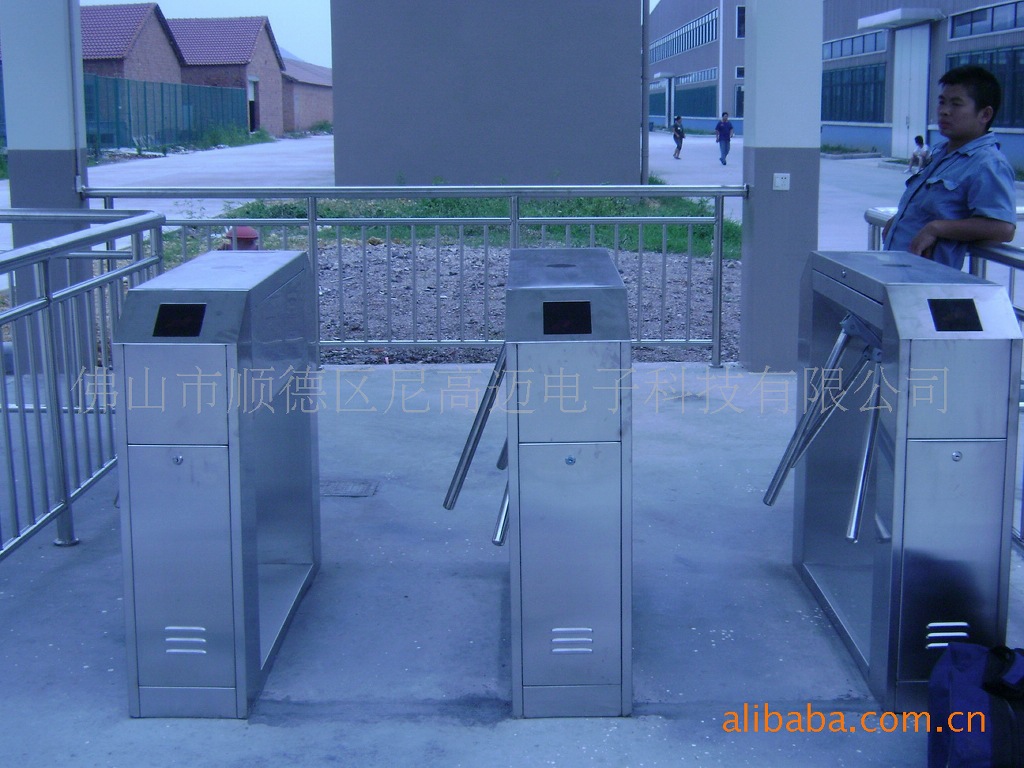 车站人行通道三滚闸 金湾景点出入通道 桥式斜角三棍转闸工程配置