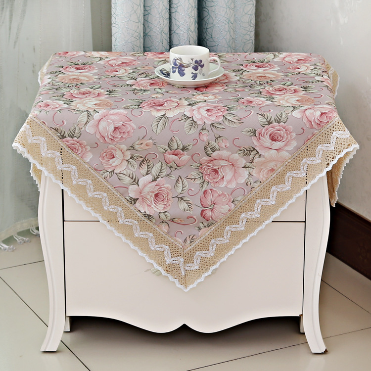 玫瑰花丛粉台布床头柜