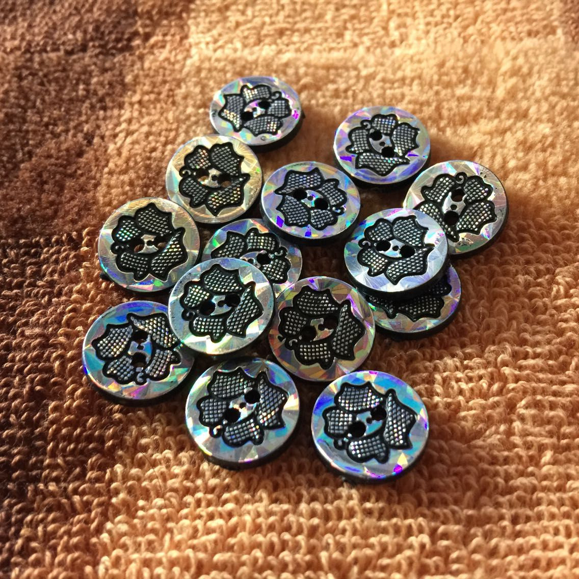 Wholesale supply of leaf buckle plastic printing buttons color…