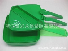 厂家直销----塑料正方形饭盒，盖子有勺子叉子，有现模具